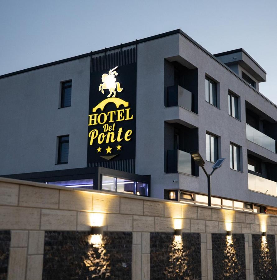 Hotel Del Ponte Targoviste Exterior photo