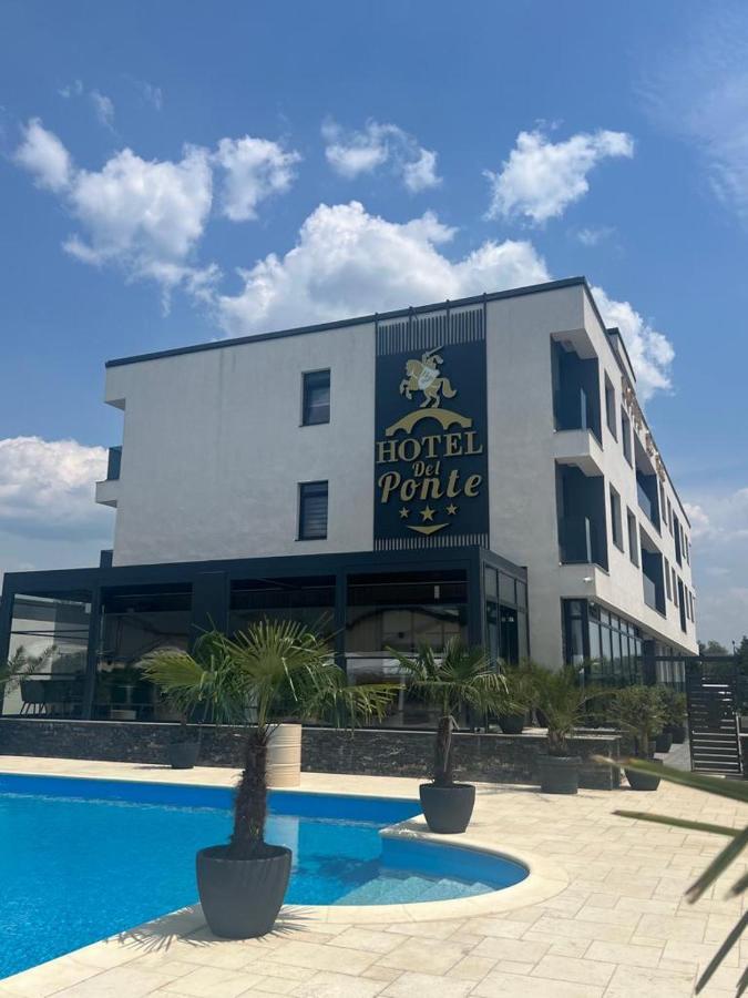 Hotel Del Ponte Targoviste Exterior photo